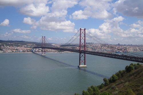 Puente del 25 de Abril