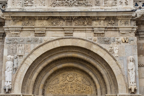 Puerta y tímpano del Cordero